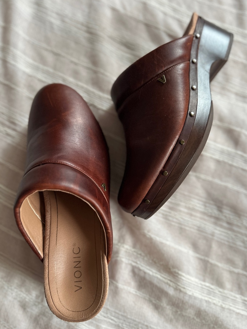 VIONIC Kacie Brown Leather Wedge Clog Mules | 9 NWOB - Picture 3 of 9
